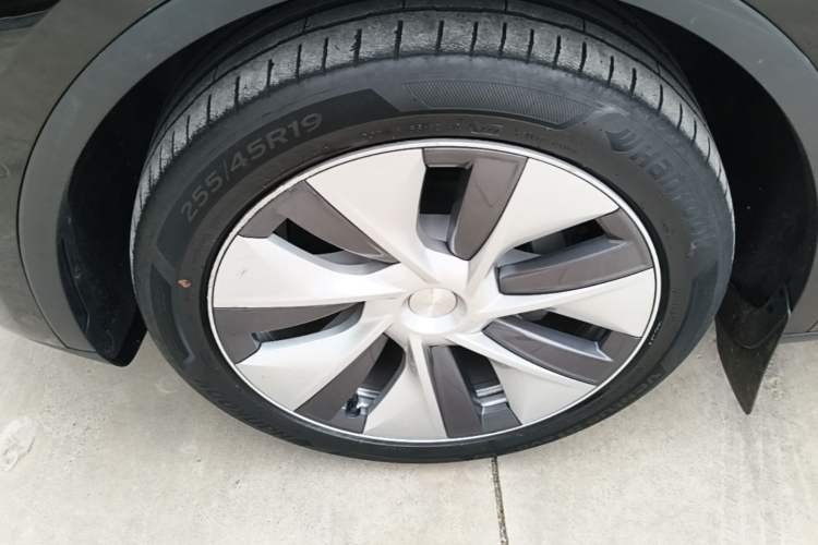 Used Tesla Model Y 2022 Long-Range All-Wheel-Drive Version Left Front Wheel Hub