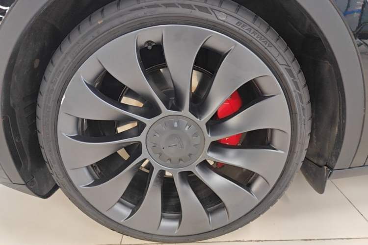 Used Tesla Model Y 2022 Performance High-Performance All-Wheel-Drive Version Left Front Wheel Hub