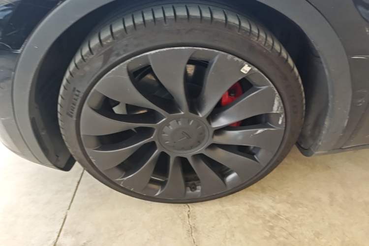 Used Tesla Model Y 2022 Performance High-Performance All-Wheel-Drive Version Left Front Wheel Hub