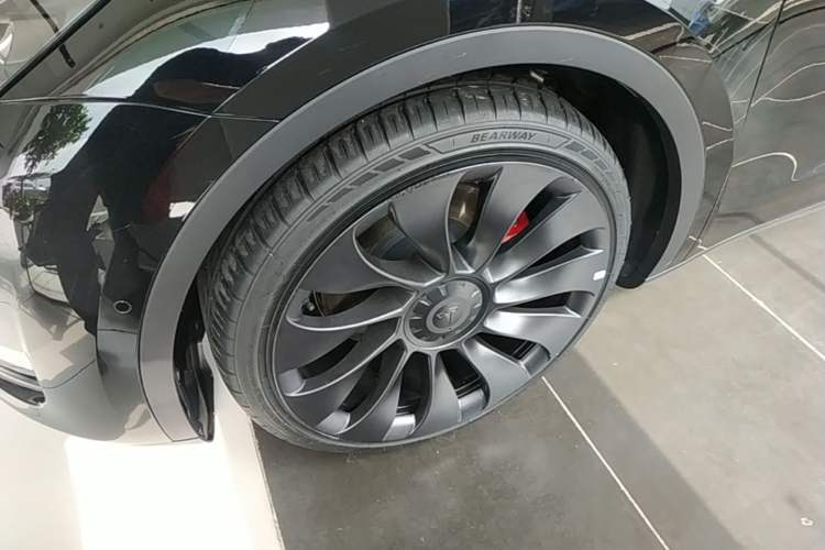 Used Tesla Model Y 2022 Performance High-Performance All-Wheel-Drive Version Left Front Wheel Hub