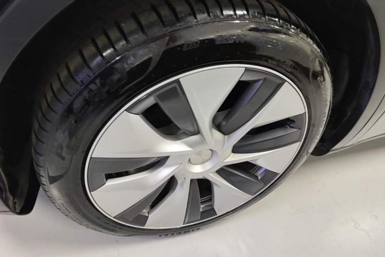 Used Tesla Model Y 2022 Rear-Wheel-Drive Version Left Front Wheel Hub