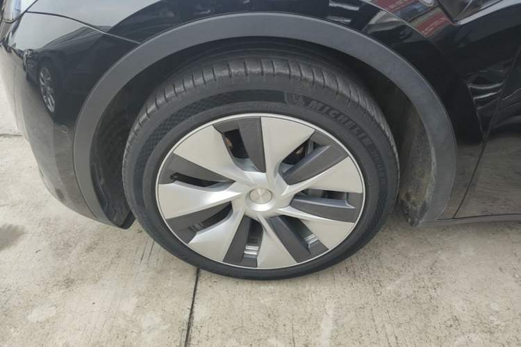 Used Tesla Model Y 2022 Long-Range All-Wheel-Drive Version Left Front Wheel Hub