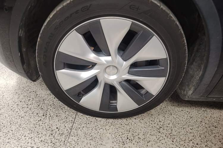 Used Tesla Model Y 2022 Revised Version Long-Range All-Wheel Drive Left Front Wheel Hub