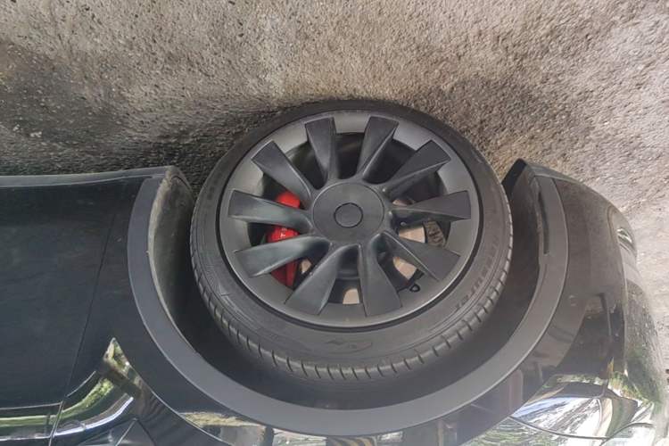 Used Tesla Model Y 2022 Long-Range All-Wheel-Drive Version Left Front Wheel Hub