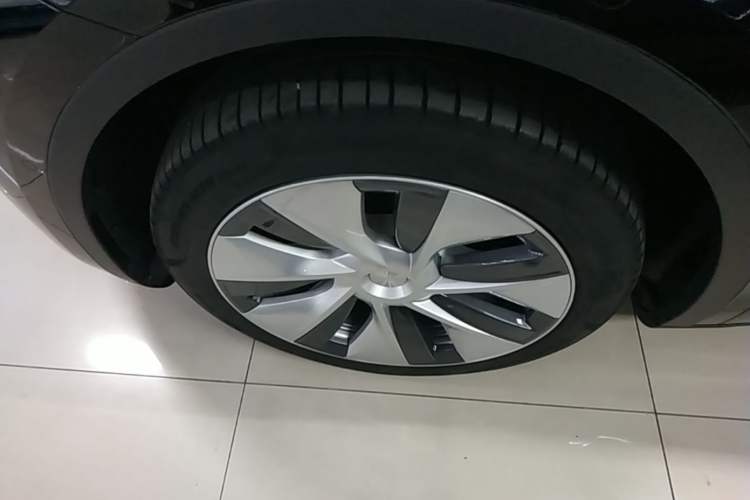 Used Tesla Model Y 2022 Rear-Wheel-Drive Version Left Front Wheel Hub