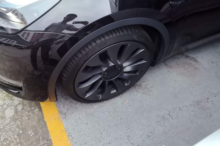 Used Tesla Model Y 2022 Performance High-Performance All-Wheel-Drive Version Left Front Wheel Hub