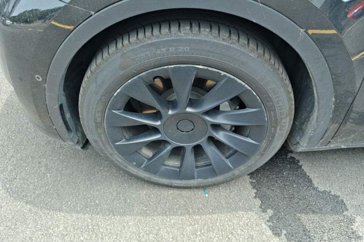 Used Tesla Model Y 2022 Long-Range All-Wheel-Drive Version Left Front Wheel Hub