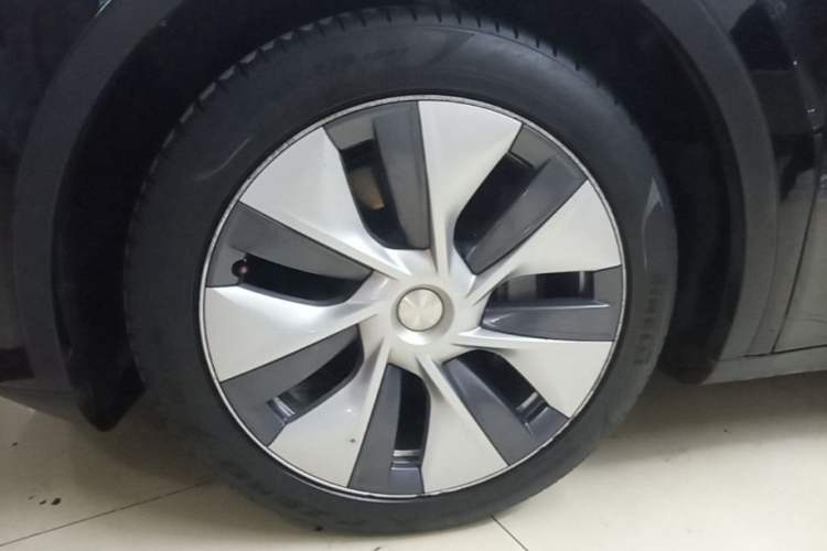 Used Tesla Model Y 2022 Long-Range All-Wheel-Drive Version Left Front Wheel Hub
