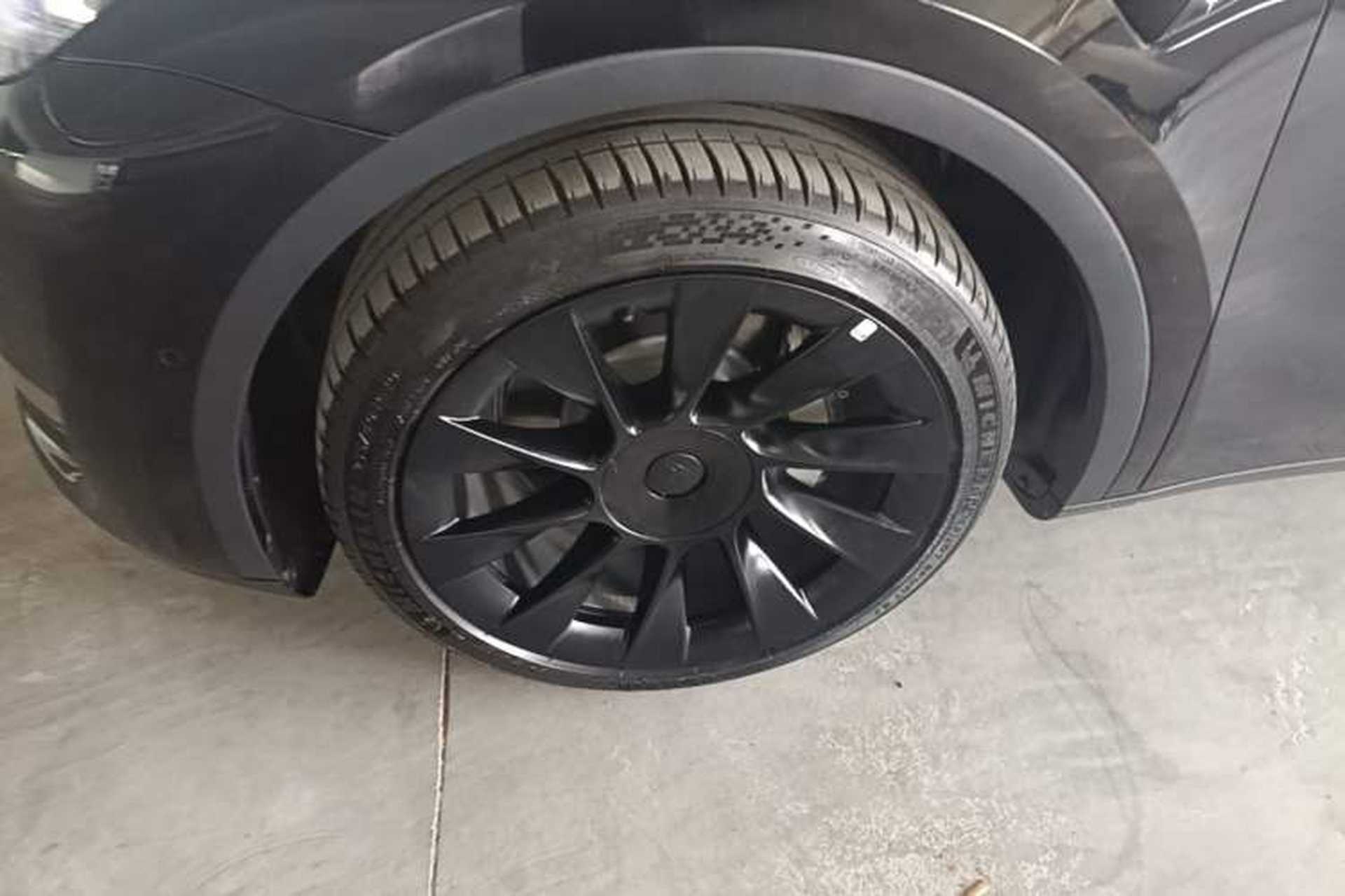 Used Tesla Model Y 2022 Long-Range All-Wheel-Drive Version Left Front Wheel Hub
