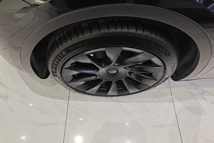 Used Tesla Model Y 2022 Long-Range All-Wheel-Drive Version Left Front Wheel Hub