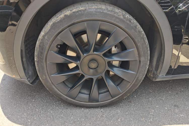 Used Tesla Model Y 2022 Long-Range All-Wheel-Drive Version Left Front Wheel Hub