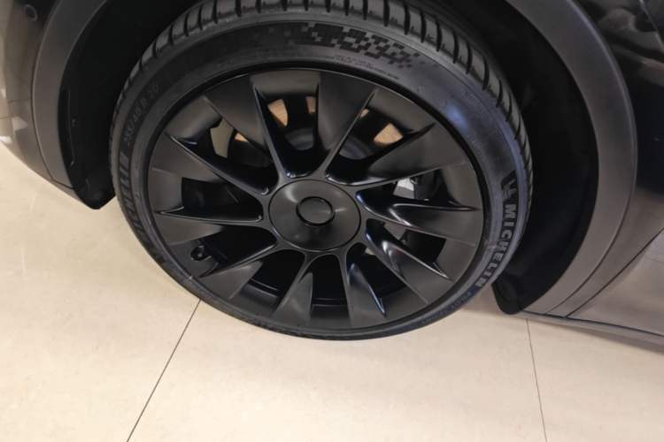 Used Tesla Model Y 2022 Long-Range All-Wheel-Drive Version Left Front Wheel Hub