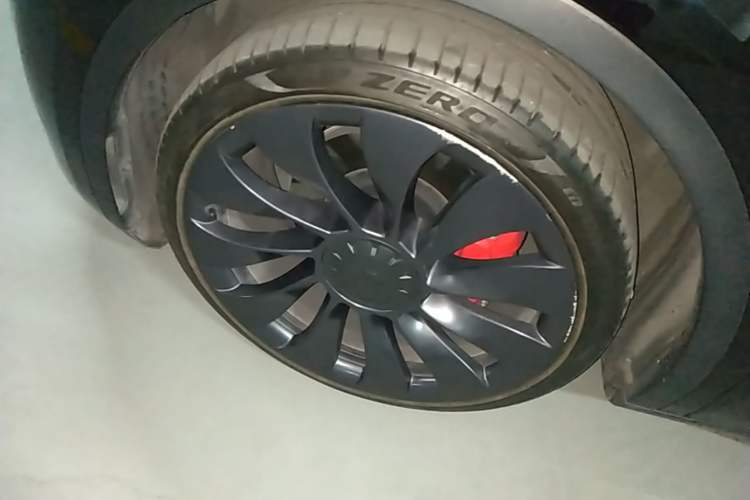 Used Tesla Model Y 2022 Performance High-Performance All-Wheel-Drive Version Left Front Wheel Hub