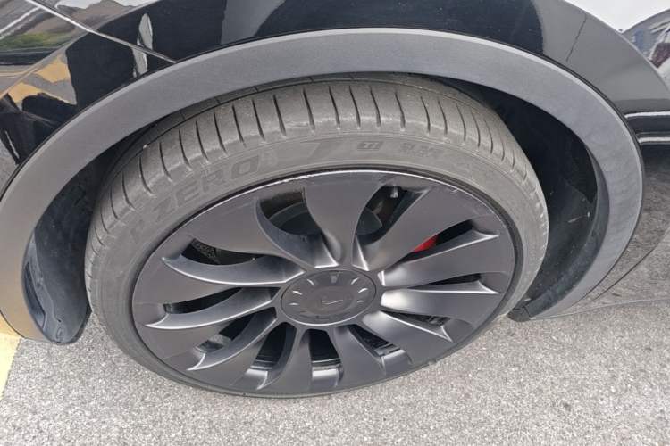 Used Tesla Model Y 2022 Performance High-Performance All-Wheel-Drive Version Left Front Wheel Hub