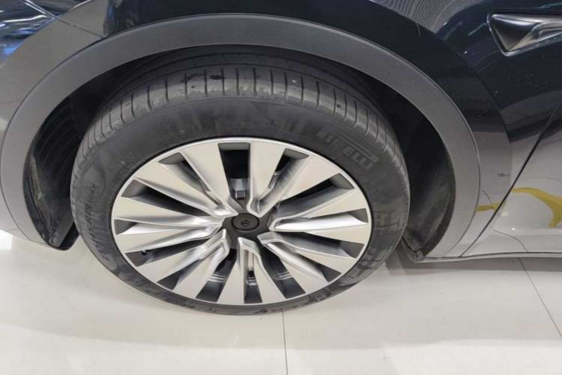 Used Tesla Model Y 2022 Rear-Wheel-Drive Version Left Front Wheel Hub