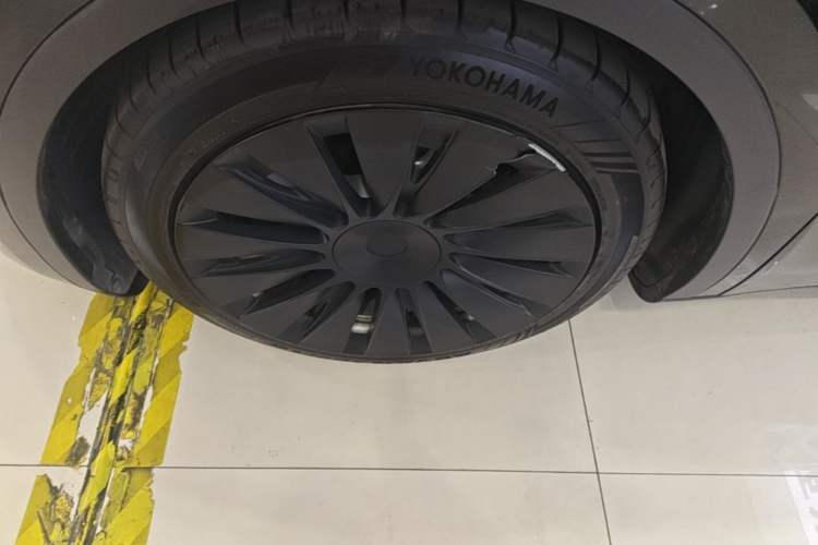 Used Tesla Model Y 2022 Long-Range All-Wheel-Drive Version Left Front Wheel Hub