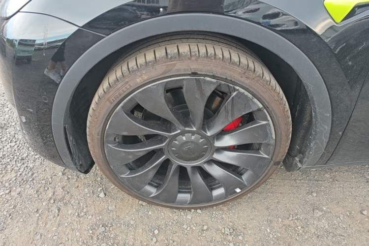 Used Tesla Model Y 2022 Performance High-Performance All-Wheel-Drive Version Left Front Wheel Hub