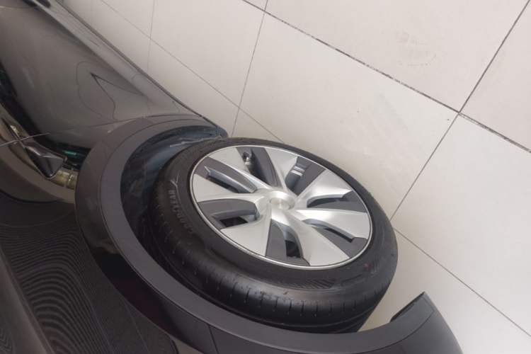 Used Tesla Model Y 2022 Long-Range All-Wheel-Drive Version Left Front Wheel Hub