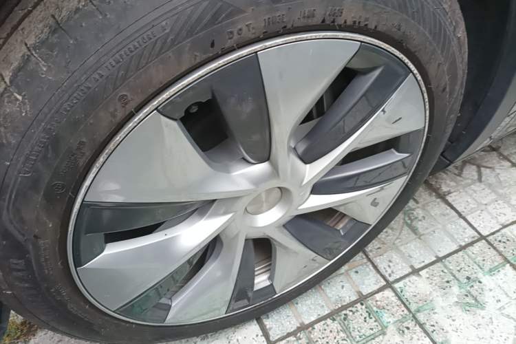 Used Tesla Model Y 2022 Long-Range All-Wheel-Drive Version Left Front Wheel Hub