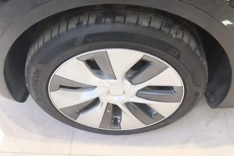 Used Tesla Model Y 2022 Long-Range All-Wheel-Drive Version Left Front Wheel Hub