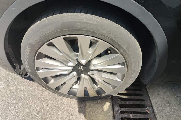 Used Tesla Model Y 2022 Rear-Wheel-Drive Version Left Front Wheel Hub