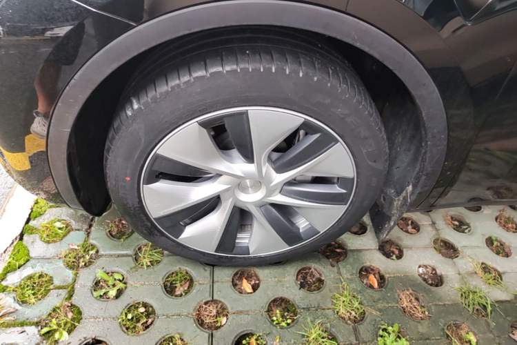 Used Tesla Model Y 2022 Revised Version Rear-Wheel Drive Left Front Wheel Hub