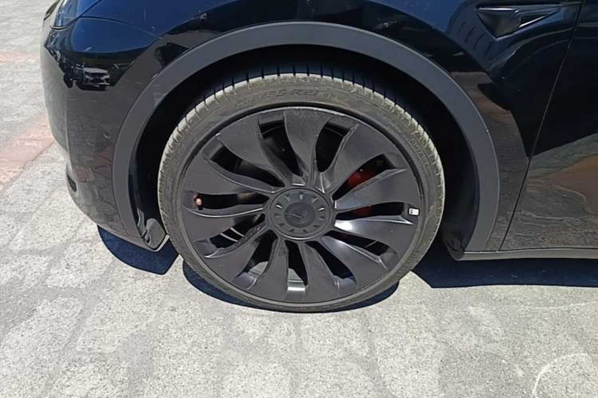 Used Tesla Model Y 2022 Performance High-Performance All-Wheel-Drive Version Left Front Wheel Hub