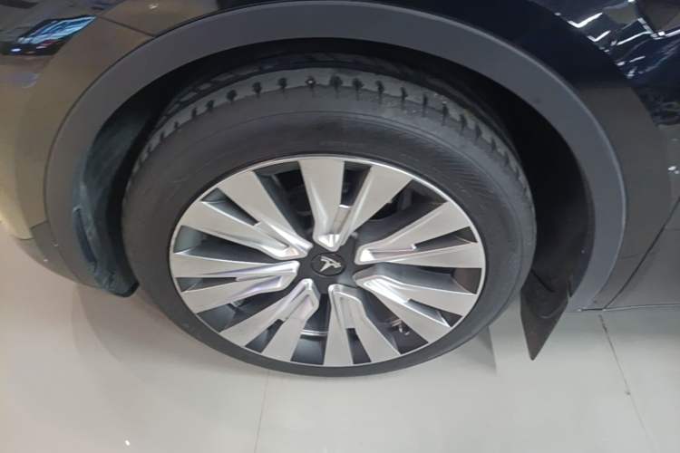 Used Tesla Model Y 2022 Rear-Wheel-Drive Version Left Front Wheel Hub