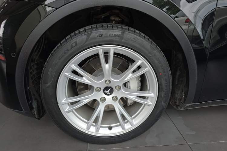 Used Tesla Model Y 2022 Revised Version Rear-Wheel Drive Left Front Wheel Hub