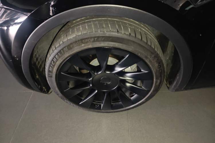 Used Tesla Model Y 2022 Long-Range All-Wheel-Drive Version Left Front Wheel Hub