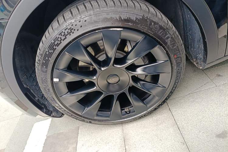 Used Tesla Model Y 2022 Long-Range All-Wheel-Drive Version Left Front Wheel Hub
