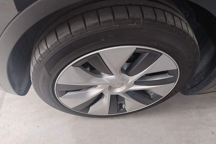 Used Tesla Model Y 2022 Rear-Wheel-Drive Version Left Front Wheel Hub
