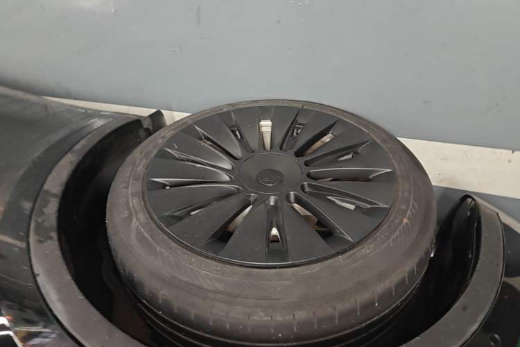 Used Tesla Model Y 2022 Revised Version Rear-Wheel Drive Left Front Wheel Hub