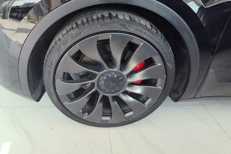Used Tesla Model Y 2022 Performance High-Performance All-Wheel-Drive Version Left Front Wheel Hub