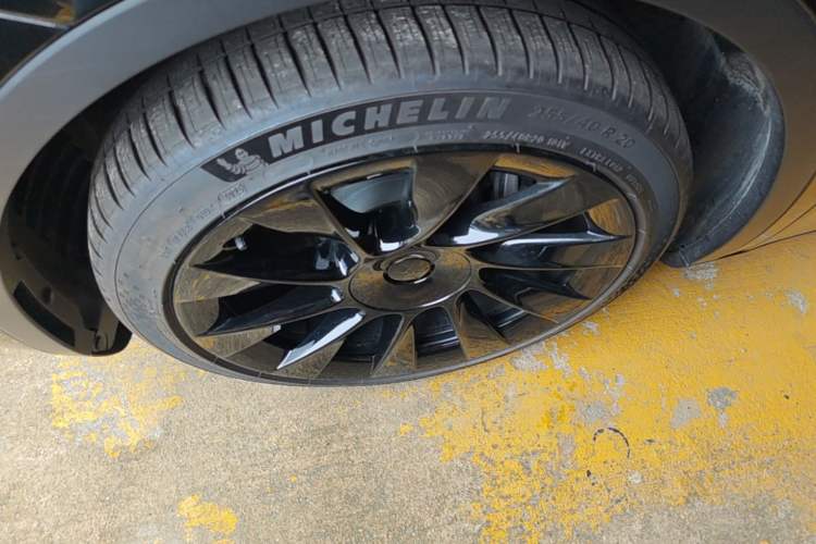 Used Tesla Model Y 2022 Long-Range All-Wheel-Drive Version Left Front Wheel Hub
