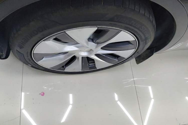 Used Tesla Model Y 2022 Rear-Wheel-Drive Version Left Front Wheel Hub