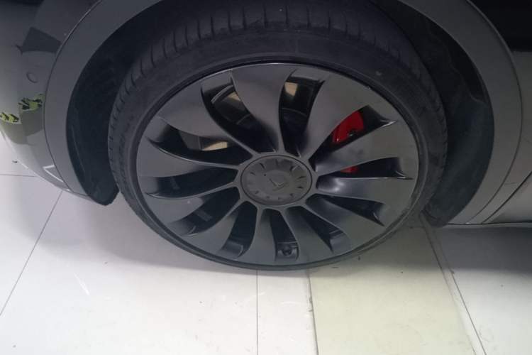 Used Tesla Model Y 2022 Performance High-Performance All-Wheel-Drive Version Left Front Wheel Hub