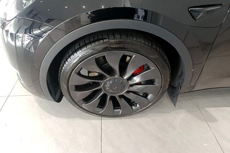 Used Tesla Model Y 2022 Performance High-Performance All-Wheel-Drive Version Left Front Wheel Hub