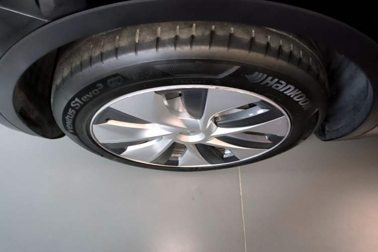 Used Tesla Model Y 2022 Rear-Wheel-Drive Version Left Front Wheel Hub