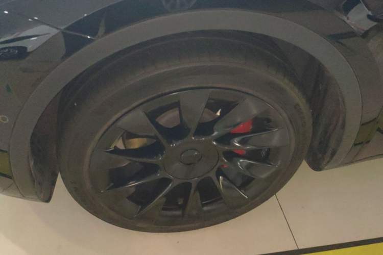 Used Tesla Model Y 2022 Long-Range All-Wheel-Drive Version Left Front Wheel Hub
