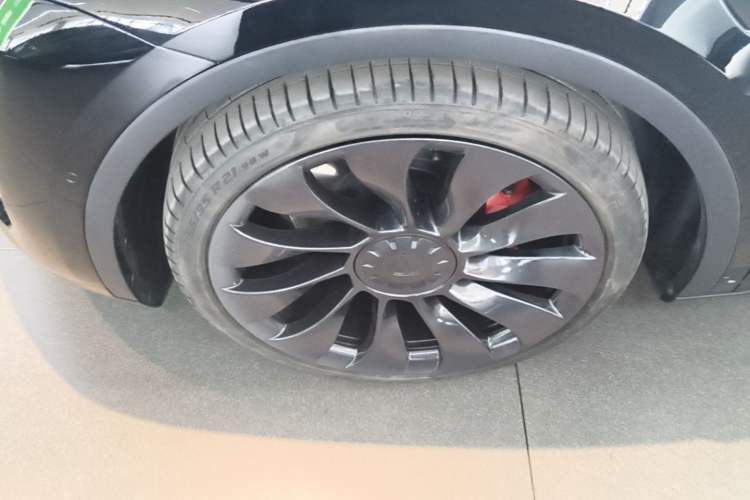 Used Tesla Model Y 2022 Performance High-Performance All-Wheel-Drive Version Left Front Wheel Hub