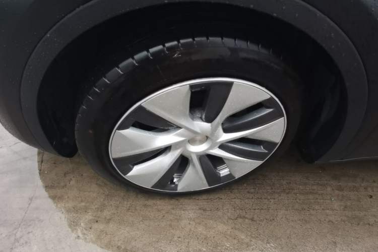 Used Tesla Model Y 2022 Long-Range All-Wheel-Drive Version Left Front Wheel Hub