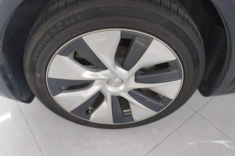 Used Tesla Model Y 2022 Rear-Wheel-Drive Version Left Front Wheel Hub