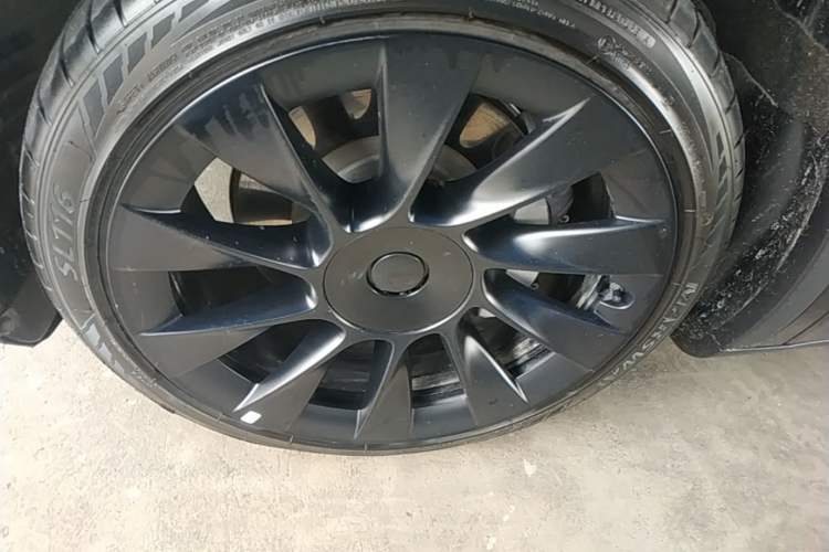 Used Tesla Model Y 2022 Rear-Wheel-Drive Version Left Front Wheel Hub