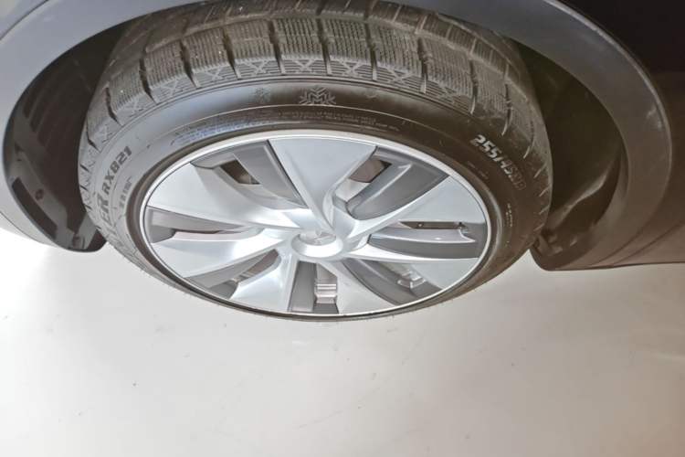 Used Tesla Model Y 2022 Long-Range All-Wheel-Drive Version Left Front Wheel Hub