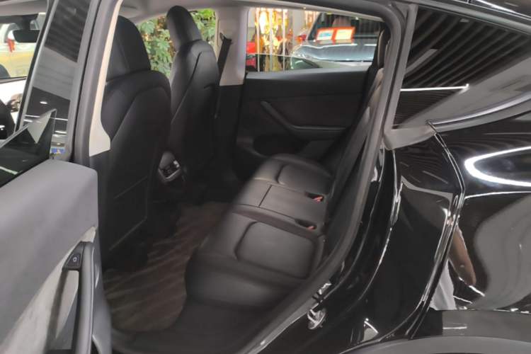 Used Tesla Model Y 2022 Long-Range All-Wheel-Drive Version Left Rear Seat