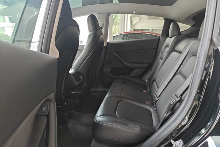 Used Tesla Model Y 2022 Long-Range All-Wheel-Drive Version Left Rear Seat