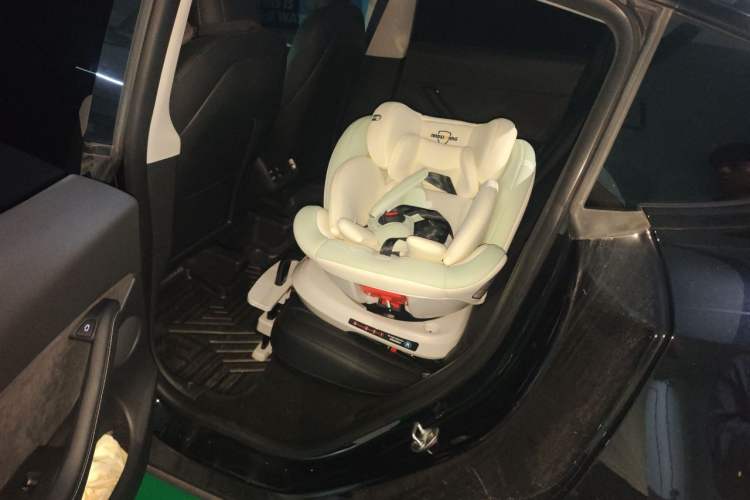 Used Tesla Model Y 2022 Long-Range All-Wheel-Drive Version Left Rear Seat