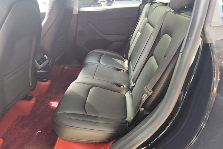 Used Tesla Model Y 2022 Long-Range All-Wheel-Drive Version Left Rear Seat