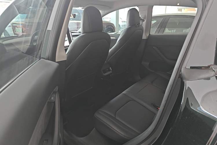 Used Tesla Model Y 2022 Long-Range All-Wheel-Drive Version Left Rear Seat